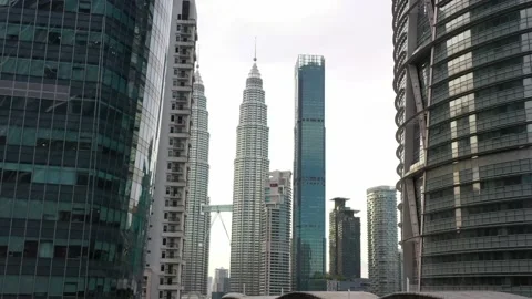 Drone fly in between downtown high rise buildings, slowly elevating and Vidéo 196801934