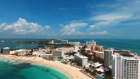 Drone fly down to the coast and lagoon of Cancun on a sunny day Vidéo 96552679