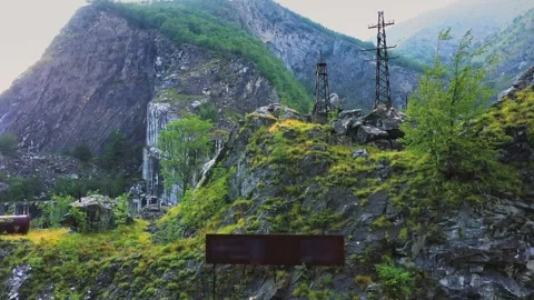 Drone fly down in front of abandoned white marble quarry in Carrara, Italy. 库存影片 252361322