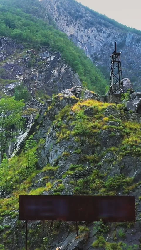Drone fly down in front of abandoned white marble quarry in Carrara, Italy. 库存影片 289726374
