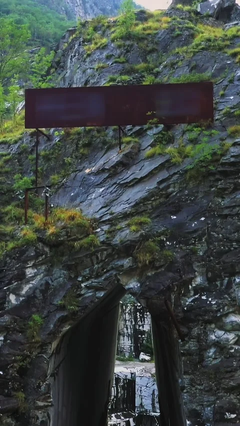 Drone fly up in front of abandoned white marble quarry in Carrara, Italy. 库存影片 289726183