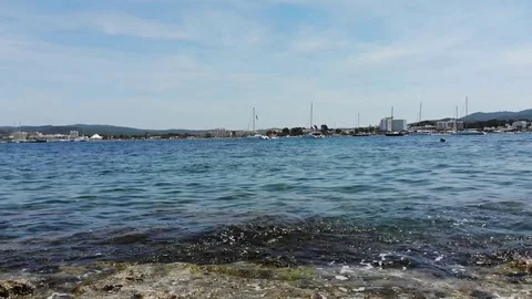 Drone fly-low sweep across rocks and ocean then gains height 動画素材 128995739