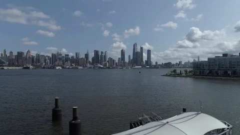 Drone Fly out over waterfront towards NYC Skyline 库存影片 101666388