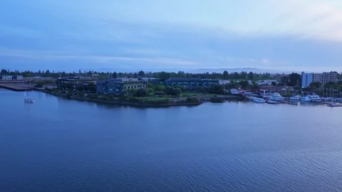 Drone Fly Over the Encinal Basin in Alameda California at Dusk Vidéo 334379101