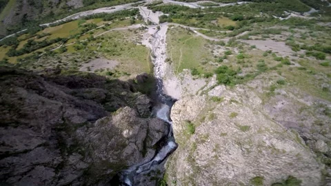 Drone fly over the mountains, river and waterfalls of French Alps, France. Vidéo 130912890