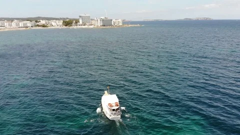 Drone fly-over ocean and following boat 動画素材 128995363