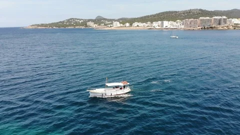 Drone fly-over ocean and boat 動画素材 128995364
