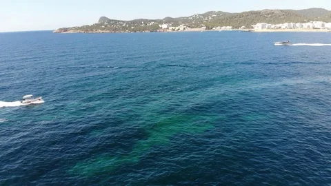 Drone fly-over ocean and boats 動画素材 128996408