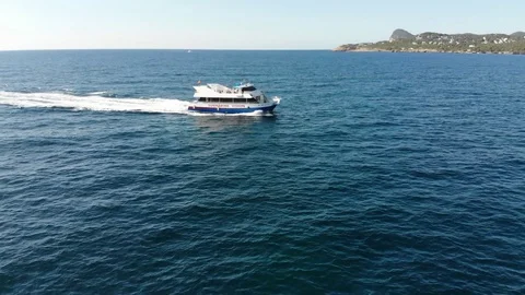 Drone fly over ocean away from boat 動画素材 128996261