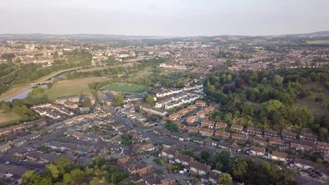 Drone fly over of residential Exeter neighborhood at golden hour, Devon, Vidéo 97797182