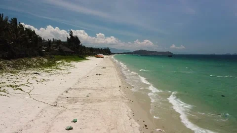 Drone fly over a white sand beach with garbage and plastics on the sand. Stock Footage 139189015