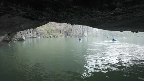 Drone fly through cave and reveal daylight limestone at halong bay 库存影片 288566648