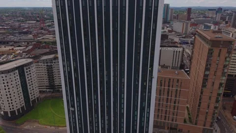 Drone flyby of Birmingham skyscraper with rope access window cleaners Stock-Footage 334691538