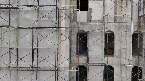 Drone Flyby of Building Under Construction with Scaffolding Vídeos de archivo 337623125