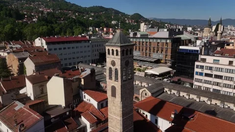 Drone Flyby of Historic Sarajevo Clock Tower Sahat Kula Old Town, 4K Vídeos de archivo 337180779