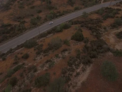 Drone flyes over the mountain to a wide shot of the village Vídeos de archivo 84109967