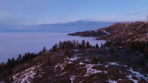 Drone flying above the inversion in the mountains Vidéo 333182667