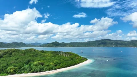 Drone flying above remote islet, smooth forward overview of Indonesia gems. 4k Stockbeeldmateriaal 331568551
