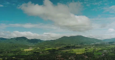Drone flying above rice fields and cliff with fog covering mountain valley Vídeos de archivo 333463033