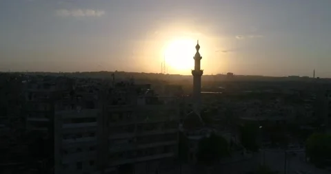 Drone flying above a syrian mosque under the sunset. We can see the city of Alep Vídeo Stock 149574889