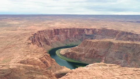 Drone flying along beautiful massive red Horse Shoe Bend canyon, 4K aerial video Vidéo 134567527