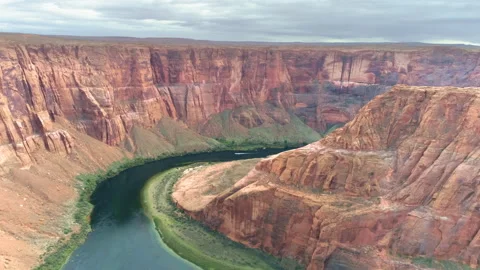 Drone flying along beautiful massive red Horse Shoe Bend canyon, 4K aerial video Vidéo 134568891