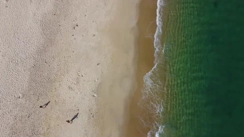 Drone flying along the ocean beach Video stock 139392345