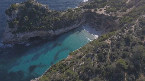 Drone flying around empty Cala des Moro, Mallorca 스톡 동영상 100292318
