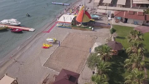 Drone flying around an empty volleyball court on the seashore. Video stock 152049868