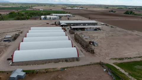 Drone flying around a produce processing plant and farms in Parma, Idaho Vídeos de archivo 276707802