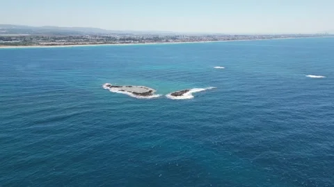 Drone flying around the reef. Video stock 240113474