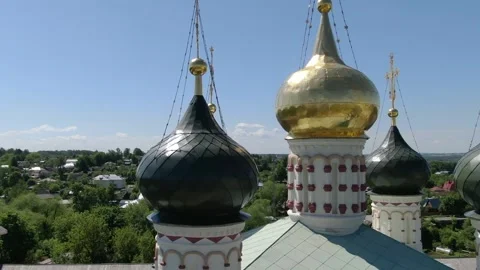 Drone flying around temple domes over Zaraysk town Video stock 333358930