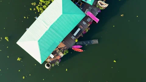 Drone flying ascengingly up  from the floating houses Video stock 259864145