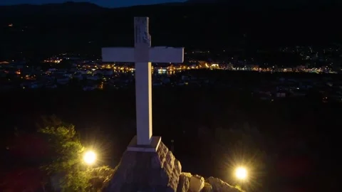 Drone flying away from white cross on glavica hill overlooking stari grad Stockbeeldmateriaal 340942004