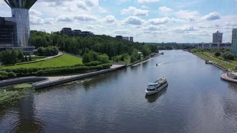 Drone flying backward above river in Krasnogorsk Vidéo 329212605
