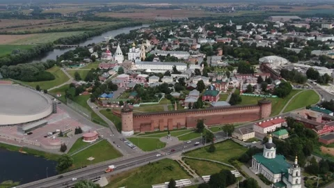 Drone flying backward from Kolomna kremlin wall Vídeos de archivo 333905087