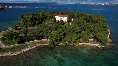 Drone flying backward over small private island and white mansion. Vídeos de archivo 338308264