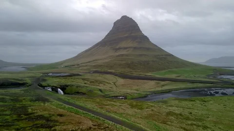 Drone flying backward revealing the iconic kirkjufell mountain and kirkjufe.. Video stock 327946679