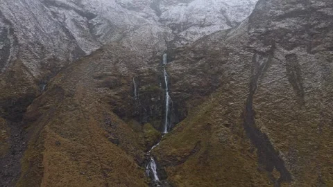 Drone flying backward revealing waterfall in glen coe, scotland 库存影片 334061029
