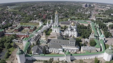Drone flying backward upward above cathedral complex Видео 332019817