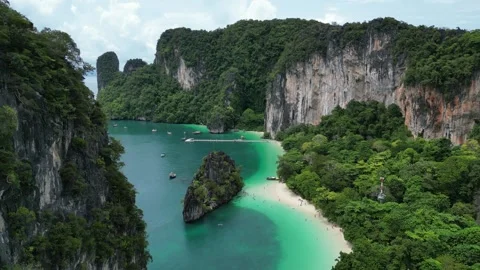 Drone Flying Backwards Over Tropical Paradise Lagoon in Ao Nang, Krabi, Thailand Vídeo Stock 334728052