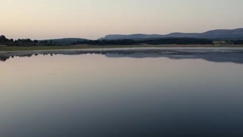 Drone flying backwards revealing the La Cuerda del Pozo Reservoir in Soria 動画素材 342607053