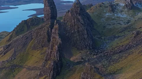 Drone flying backwards revealing old man of storr rock formation at sunrise 库存影片 334059727