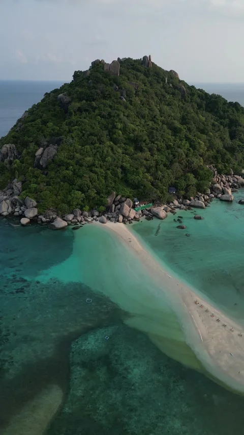 Drone Flying Backwards from Tropical Koh Nang Yuan Island, Koh Tao, Thailand Vídeos de archivo 335621062