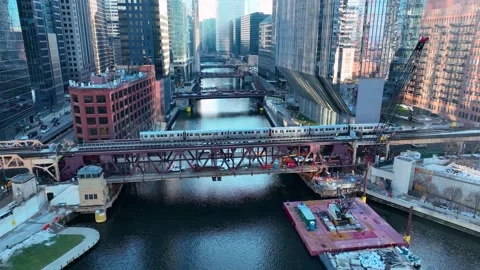 Drone Flying Between Downtown Chicago River Skyscrapers, Sunny Day in Loop 4K 库存影片 327820651