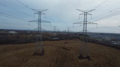 Drone flying between hydro lines through corn field 스톡 동영상 283229282