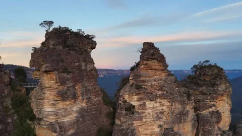 Drone Flying Between Rock Formations in the Blue Mountains Vídeos de archivo 327043190