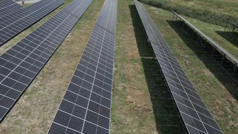 Drone flying between solar panels at photovoltaic power plant Vídeos de archivo 341823965