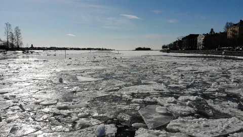 Drone flying close to broken ice at Kaivopuisto on sunny spring weather 動画素材 106153922