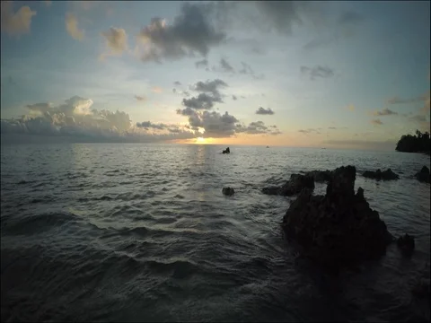 Drone flying close to the water over rocks in a tropical ocean island suns 库存影片 83564045